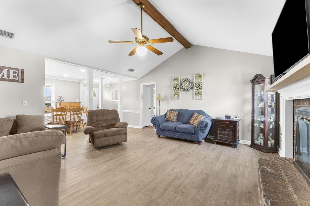 Image 13 of property listing at 411 Indian Drive, Summerville, SC 29486