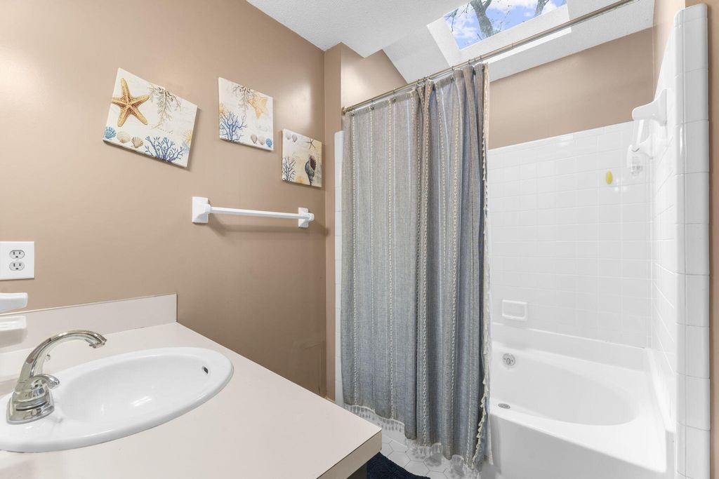 Image 16 of property listing at 411 Indian Drive, Summerville, SC 29486