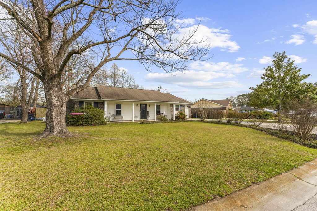 Image 2 of property listing at 411 Indian Drive, Summerville, SC 29486