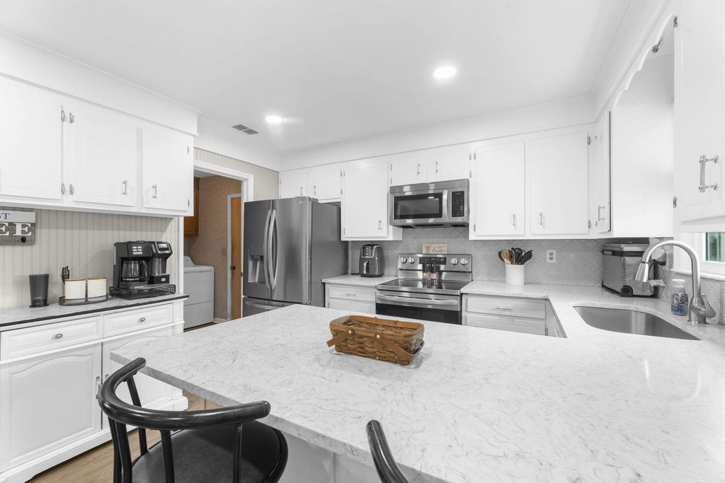 Image 4 of property listing at 411 Indian Drive, Summerville, SC 29486