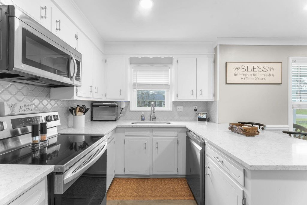 Image 5 of property listing at 411 Indian Drive, Summerville, SC 29486