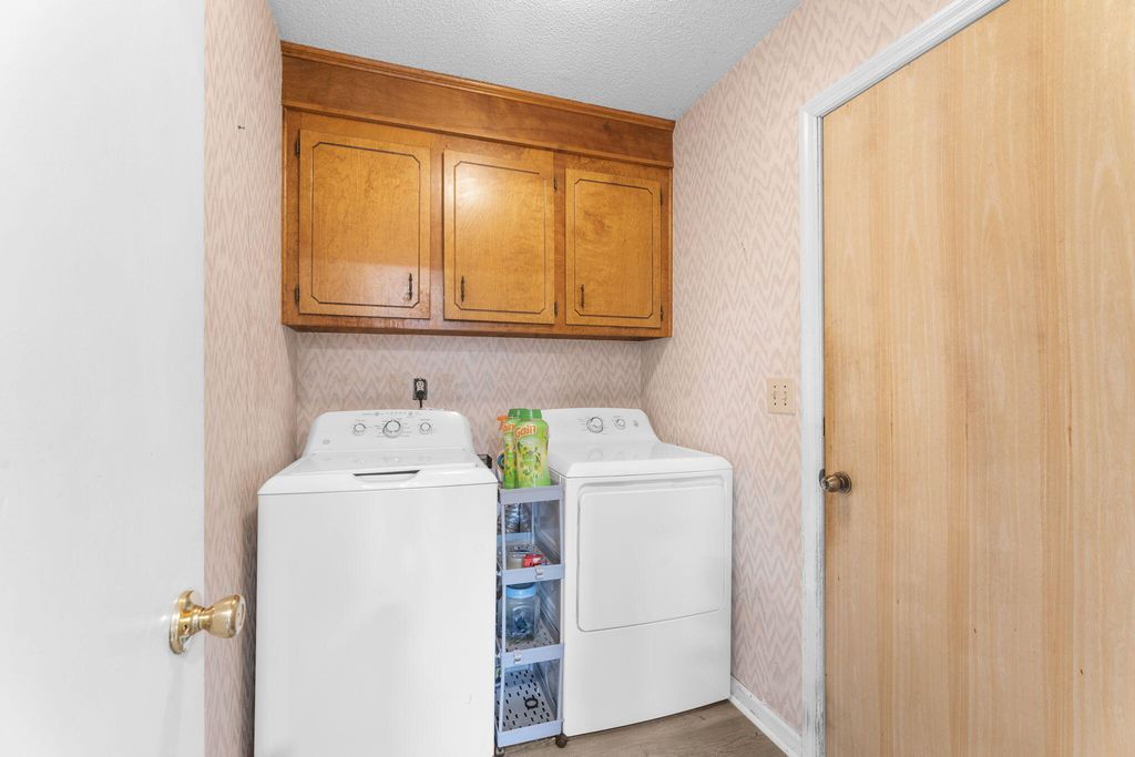 Image 7 of property listing at 411 Indian Drive, Summerville, SC 29486