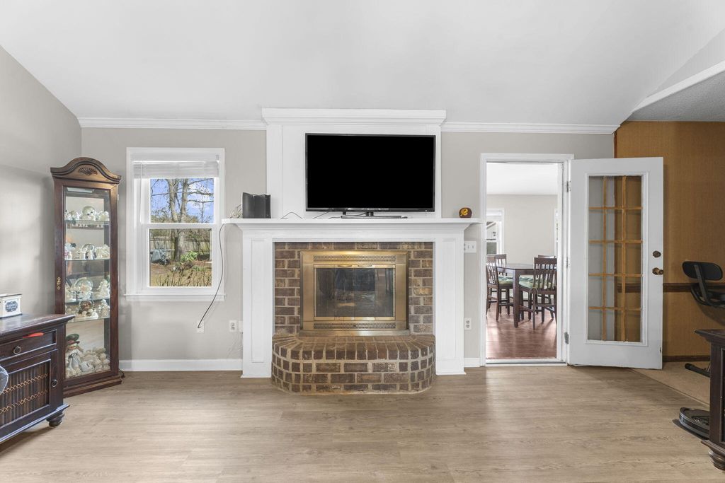 Image 9 of property listing at 411 Indian Drive, Summerville, SC 29486