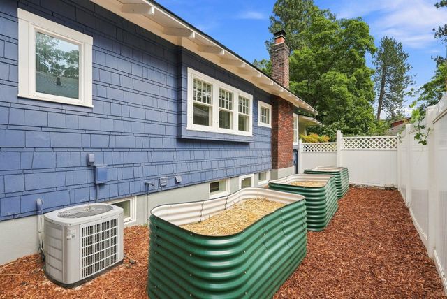 2020 S LINCOLN St, Spokane, WA 99203