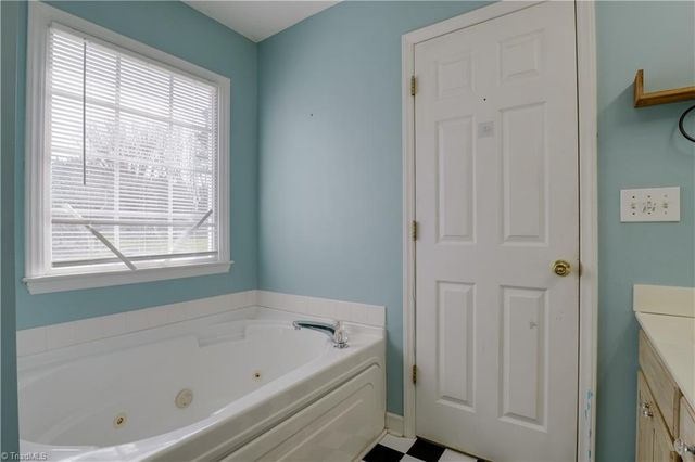 3940 Glenn Knoll Lane, Winston-salem, NC 27107