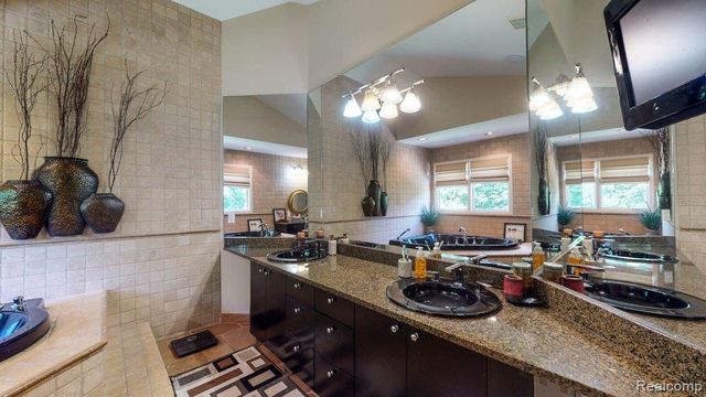 29148 Bradmoor Court, Farmington Hills, MI 48334