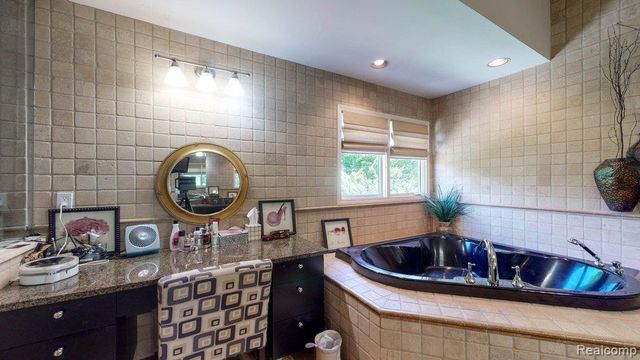 29148 Bradmoor Court, Farmington Hills, MI 48334