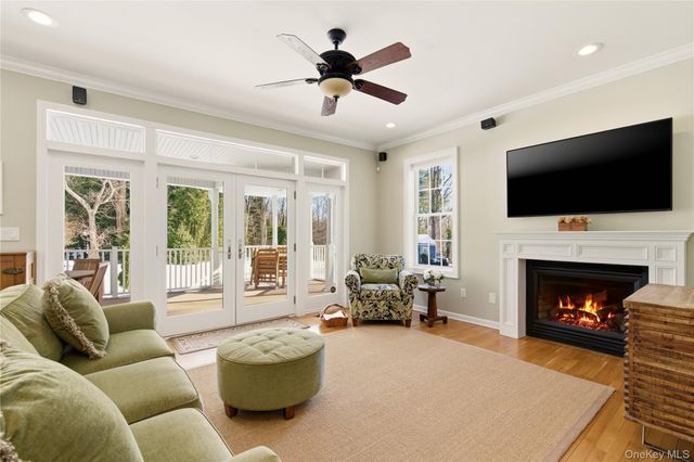 6 Empire Court, Dix Hills, NY 11746