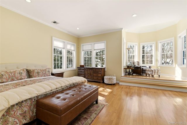 6 Empire Court, Dix Hills, NY 11746