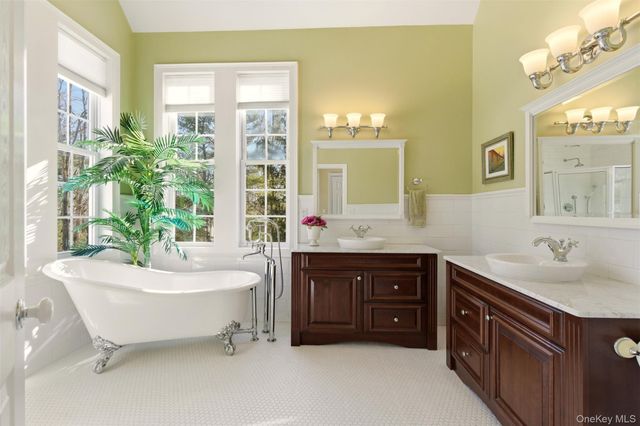 6 Empire Court, Dix Hills, NY 11746