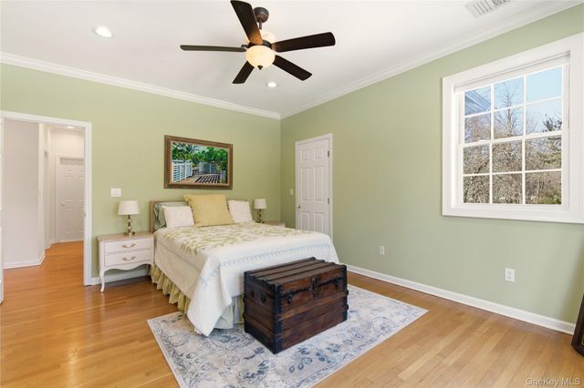 6 Empire Court, Dix Hills, NY 11746