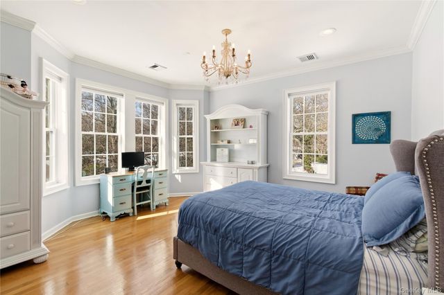 6 Empire Court, Dix Hills, NY 11746