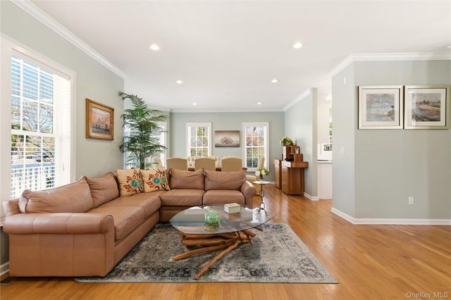 6 Empire Court, Dix Hills, NY 11746