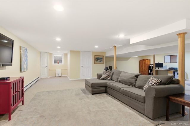 6 Empire Court, Dix Hills, NY 11746