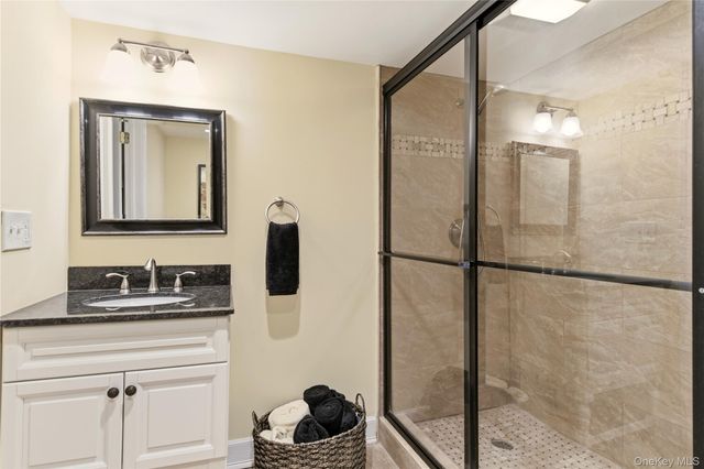 6 Empire Court, Dix Hills, NY 11746