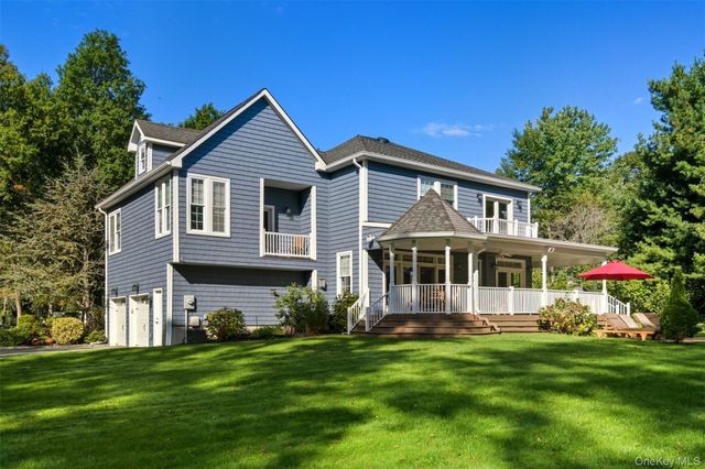 6 Empire Court, Dix Hills, NY 11746