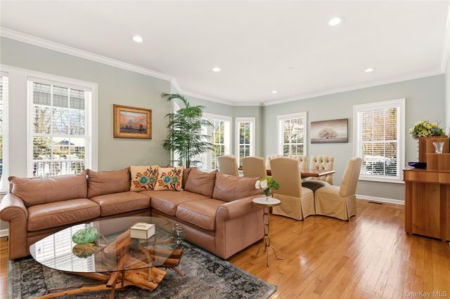 6 Empire Court, Dix Hills, NY 11746