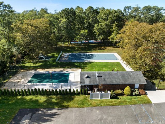 6 Empire Court, Dix Hills, NY 11746