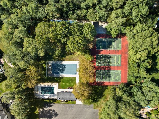 6 Empire Court, Dix Hills, NY 11746