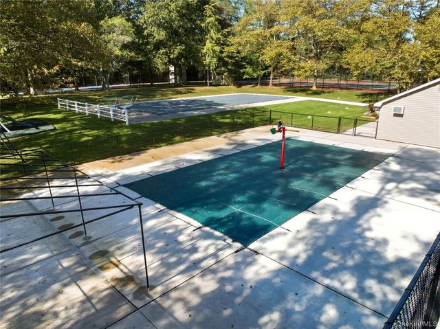 6 Empire Court, Dix Hills, NY 11746