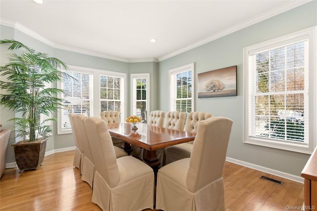 6 Empire Court, Dix Hills, NY 11746