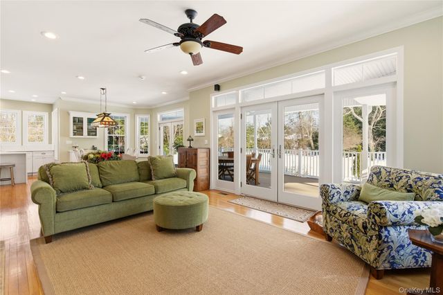 6 Empire Court, Dix Hills, NY 11746