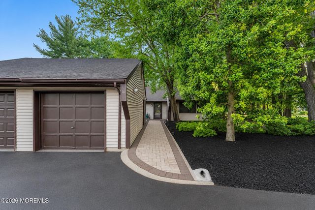 16 E Bluebell Lane, Mount Laurel, NJ 08054