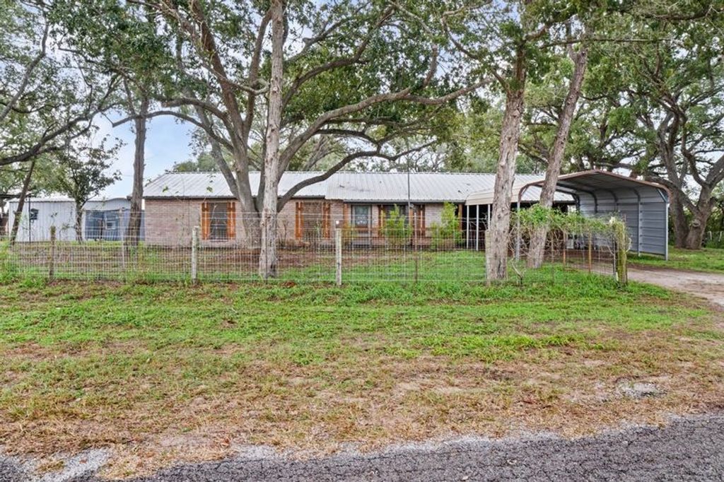 130 Lago Dr, Sandia, TX 78383