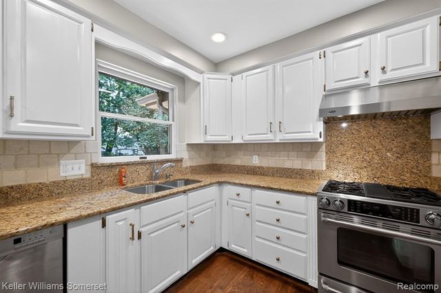 1681 Oxford Road, Grosse Pointe Woods, MI 48236
