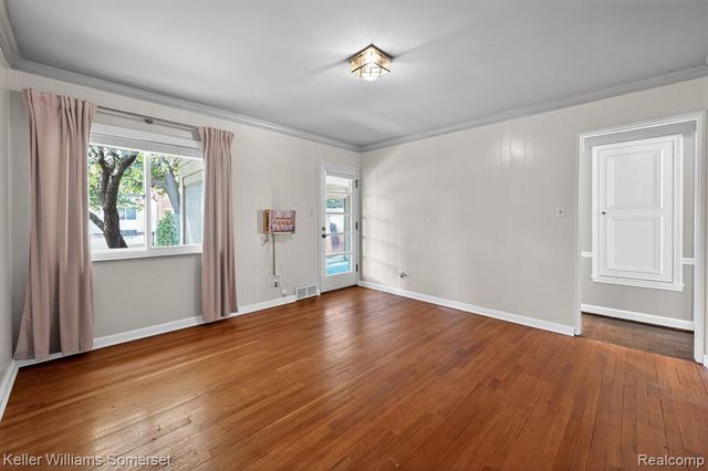 1681 Oxford Road, Grosse Pointe Woods, MI 48236