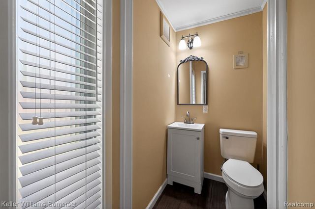 1681 Oxford Road, Grosse Pointe Woods, MI 48236