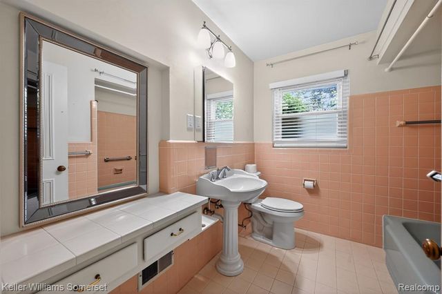 1681 Oxford Road, Grosse Pointe Woods, MI 48236