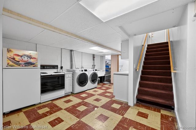 1681 Oxford Road, Grosse Pointe Woods, MI 48236