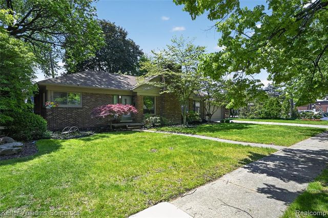 1681 Oxford Road, Grosse Pointe Woods, MI 48236