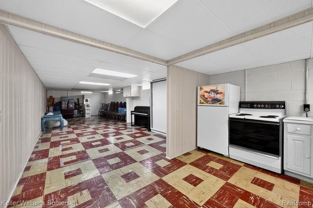 1681 Oxford Road, Grosse Pointe Woods, MI 48236