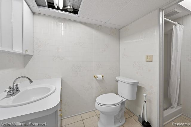 1681 Oxford Road, Grosse Pointe Woods, MI 48236