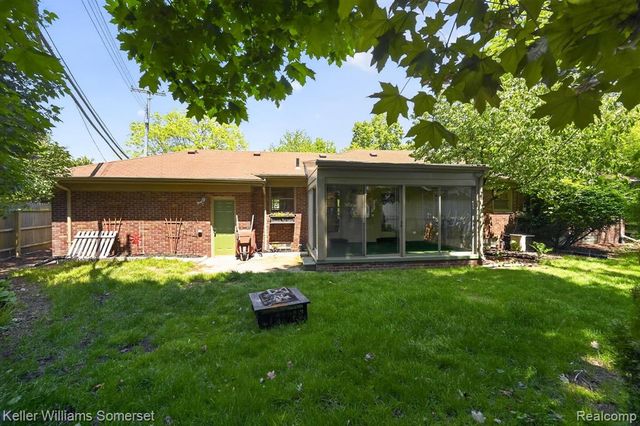 1681 Oxford Road, Grosse Pointe Woods, MI 48236