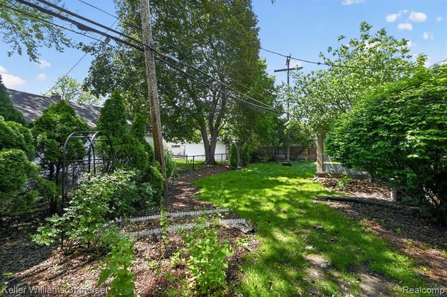 1681 Oxford Road, Grosse Pointe Woods, MI 48236