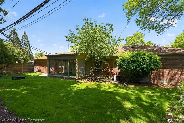 1681 Oxford Road, Grosse Pointe Woods, MI 48236