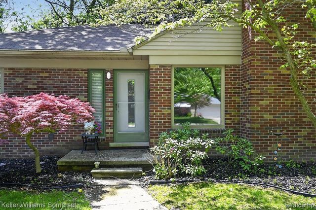 1681 Oxford Road, Grosse Pointe Woods, MI 48236