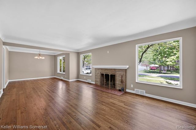 1681 Oxford Road, Grosse Pointe Woods, MI 48236