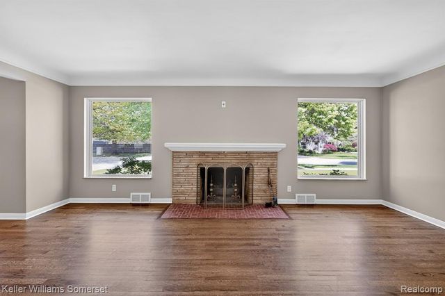 1681 Oxford Road, Grosse Pointe Woods, MI 48236