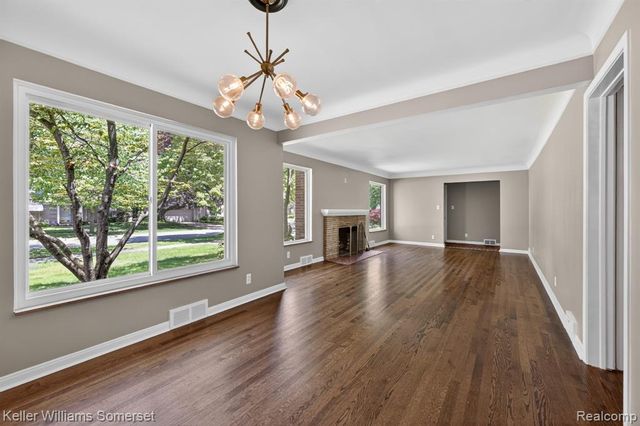 1681 Oxford Road, Grosse Pointe Woods, MI 48236