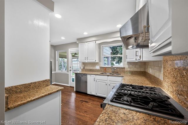 1681 Oxford Road, Grosse Pointe Woods, MI 48236