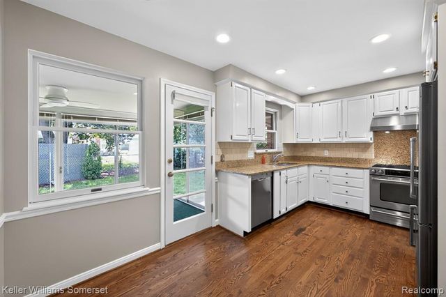 1681 Oxford Road, Grosse Pointe Woods, MI 48236