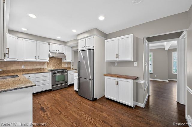 1681 Oxford Road, Grosse Pointe Woods, MI 48236