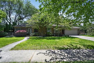 1681 Oxford Road, Grosse Pointe Woods, MI 48236