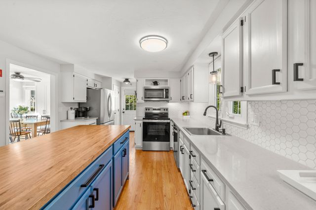 11 Daniel Teague Dr, Rockland, MA 02370