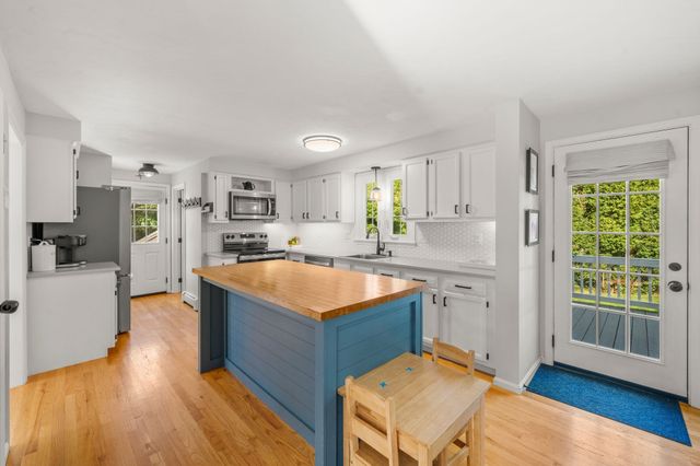 11 Daniel Teague Dr, Rockland, MA 02370