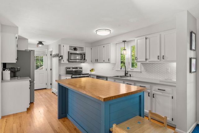 11 Daniel Teague Dr, Rockland, MA 02370
